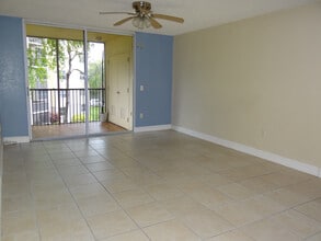 8225 Lake Dr, Unit 304 in Doral, FL - Foto de edificio - Building Photo