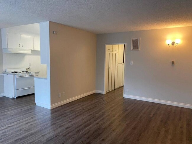21827 Lanark St in Los Angeles, CA - Building Photo - Building Photo