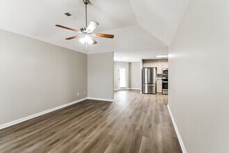 7045 Kings Crown Dr in Memphis, TN - Foto de edificio - Building Photo