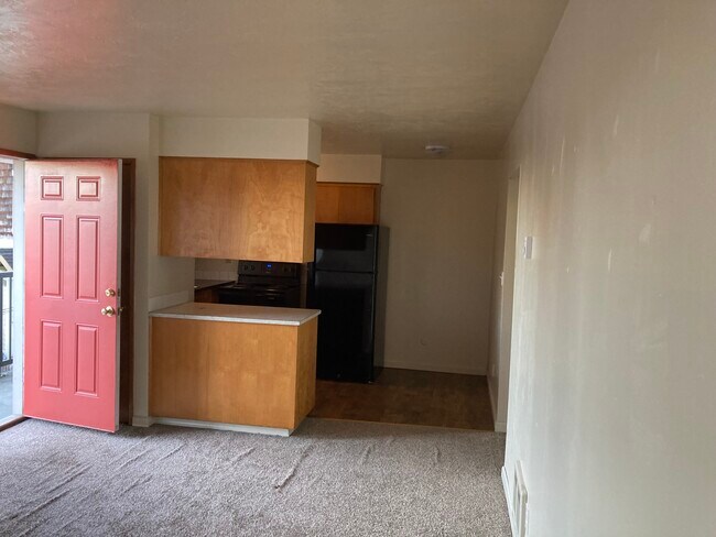 650 SW Sherman St in Portland, OR - Foto de edificio - Building Photo