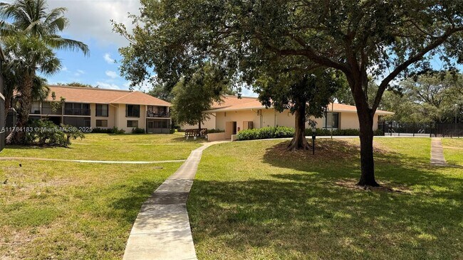 5855 Washington St in Hollywood, FL - Building Photo - Building Photo