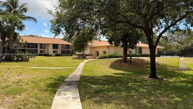5855 Washington St in Hollywood, FL - Building Photo - Building Photo