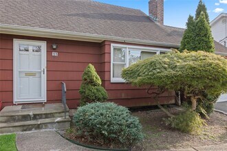 11 Glenwood Rd in Glen Head, NY - Building Photo - Building Photo