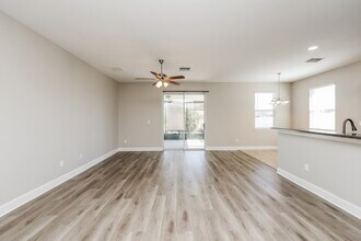 568 Vista Ridge Dr in Ruskin, FL - Foto de edificio - Building Photo