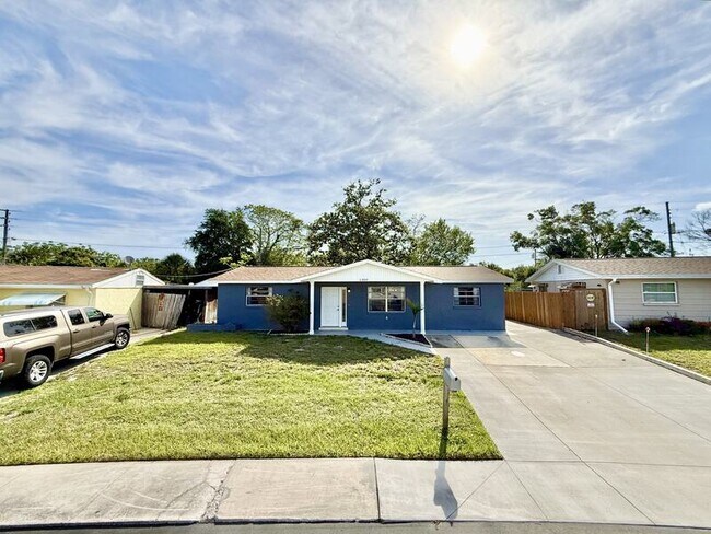 1300 Classic Dr in Holiday, FL - Building Photo - Building Photo