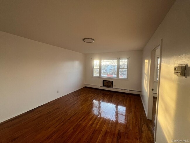 547 Eldert Ln in Brooklyn, NY - Building Photo - Building Photo