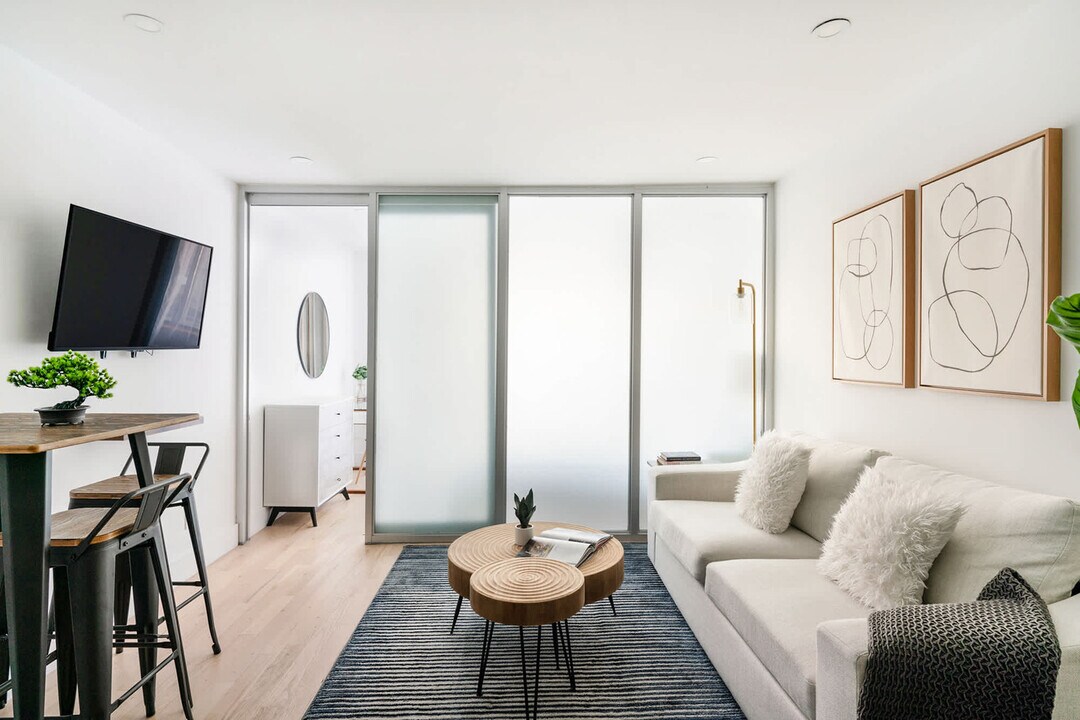 244 E 75th St in New York, NY - Building Photo