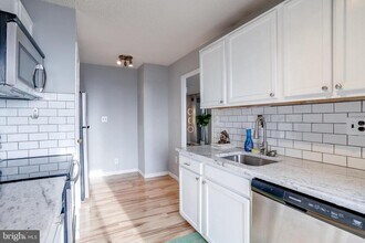 250 S Reynolds St in Alexandria, VA - Building Photo - Building Photo