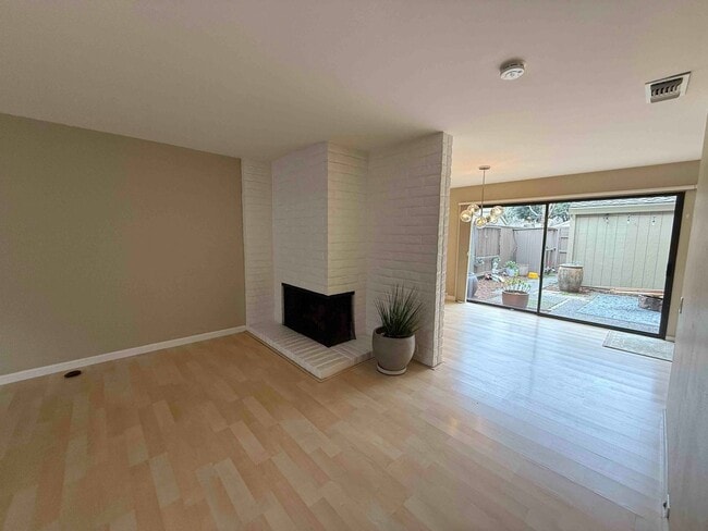 1402 Commons Dr in Sacramento, CA - Building Photo - Building Photo