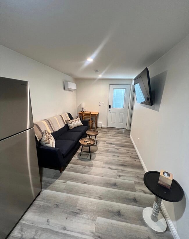 20713 Lemay St, Unit The Mockingbird Cottage in Winnetka, CA - Building Photo - Building Photo