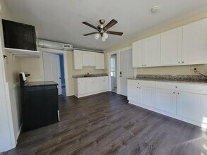 139 W Hollis St in Nashua, NH - Foto de edificio - Building Photo