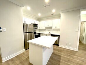 112 St Joseph's Dr in Hamilton, ON - Building Photo - Building Photo