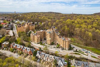 Gleneagles Complex in Montréal, QC - Building Photo - Building Photo