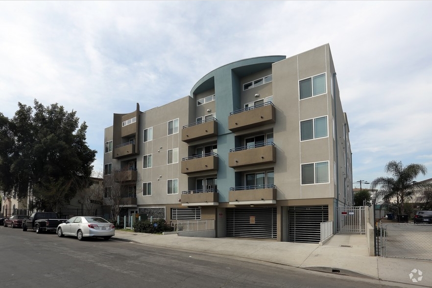 The Naples Villas in Los Angeles, CA - Building Photo