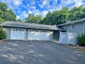 4225 Lodgepole Dr in Eagan, MN - Building Photo