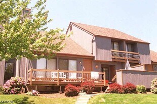 64 Sycamore Ct in Bernards, NJ - Building Photo