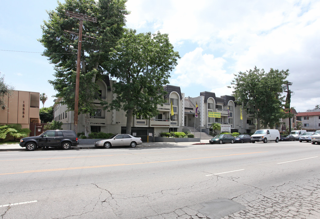 Bentley Court Apartments in Van Nuys, CA - Building Photo