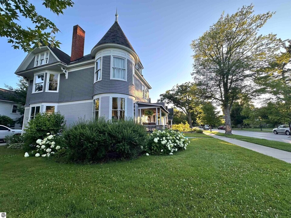 544 E State St in Traverse City, MI - Building Photo