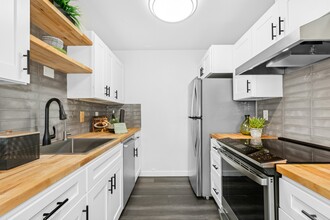 2034 14th Ave W, Unit 304 in Seattle, WA - Building Photo - Building Photo