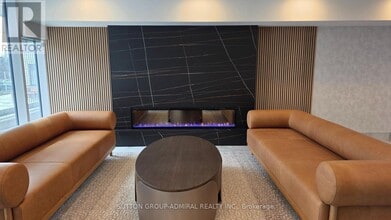 715 Davis Dr in Newmarket, ON - Building Photo - Building Photo