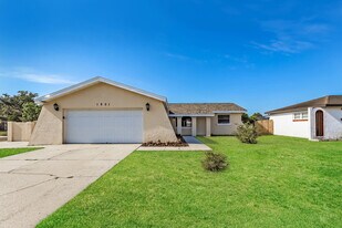 1901 Derbywood Dr in Brandon, FL - Building Photo