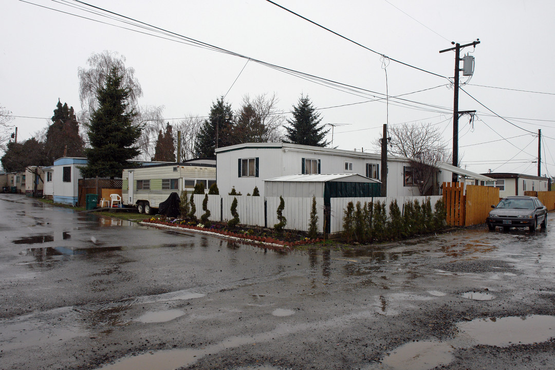 El Rancho Mobile Park in Portland, OR - Building Photo