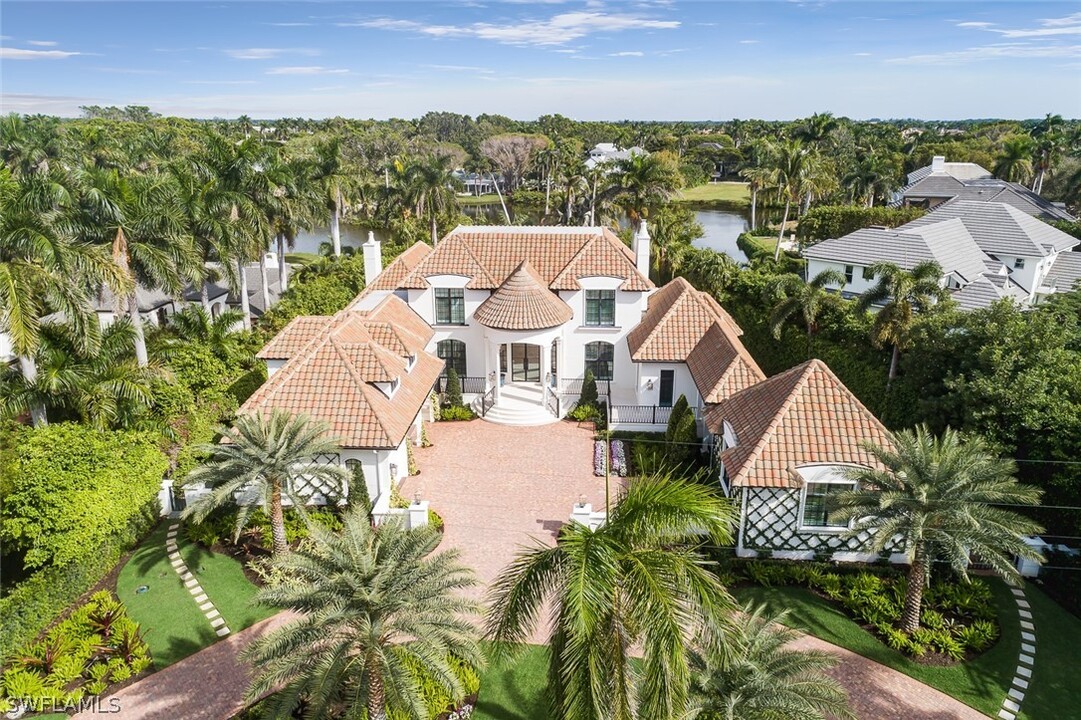 2595 Half Moon Walk in Naples, FL - Foto de edificio