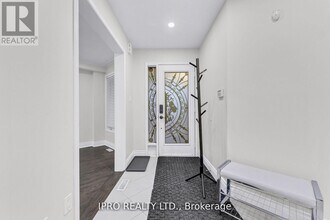 3191 OAKVIEW Rd in Mississauga, ON - Building Photo - Building Photo