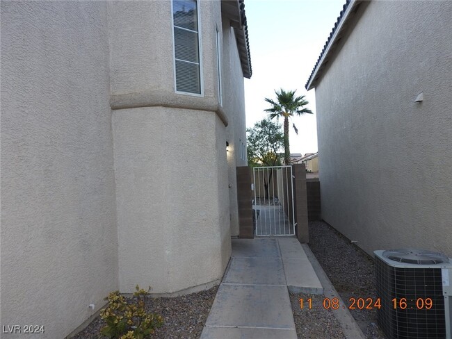 10658 Shifting Breeze Ave in Las Vegas, NV - Foto de edificio - Building Photo