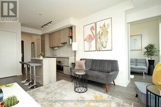 1 Yorkville Ave in Toronto, ON - Building Photo - Building Photo