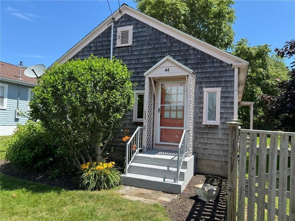 44 Crest St in Middletown, RI - Building Photo