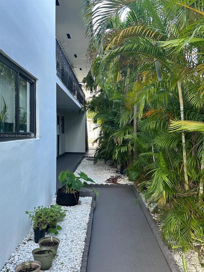 2379 NE 172nd St, Unit 4 in North Miami Beach, FL - Building Photo - Building Photo