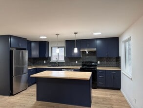 21330 Cypress Way in Lynnwood, WA - Building Photo - Building Photo