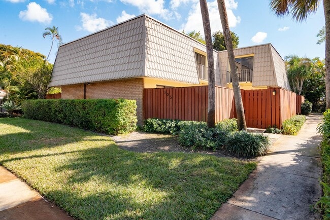 1700 Embassy Dr in West Palm Beach, FL - Foto de edificio - Building Photo