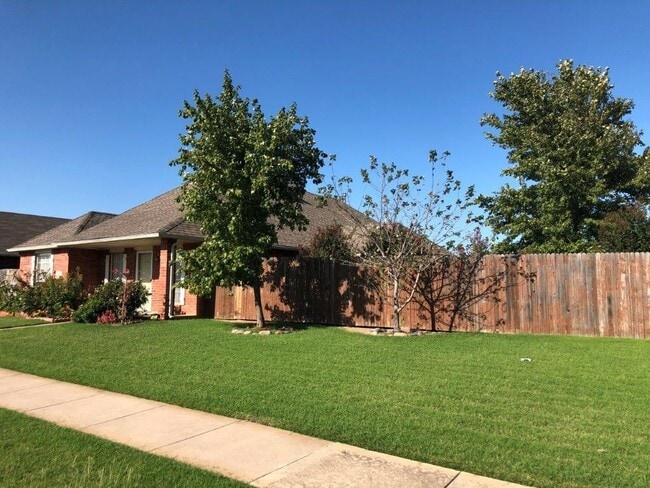 2410 Lakecrest Dr in Oklahoma City, OK - Building Photo - Building Photo
