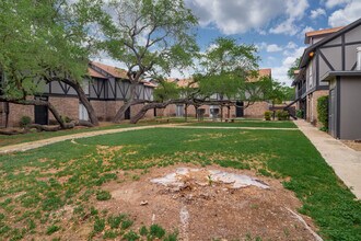 Woodbury Place in San Antonio, TX - Building Photo - Building Photo