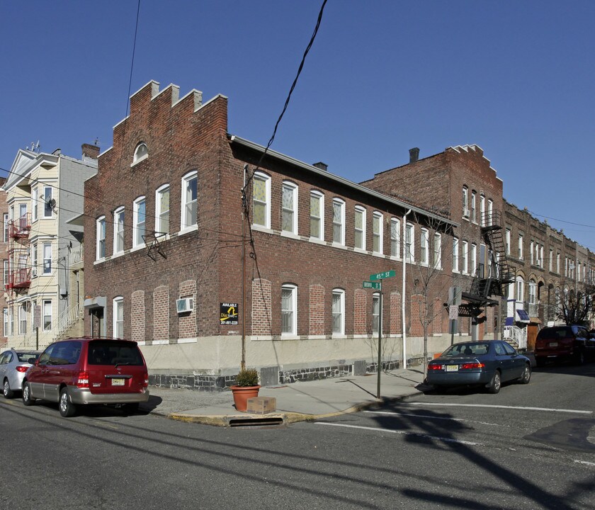 4501-4507 Brown St in Union City, NJ - Building Photo