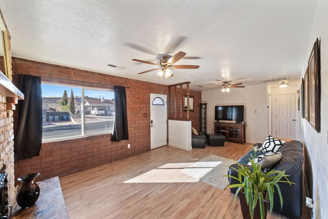 992 N 2050 E in Saint George, UT - Building Photo