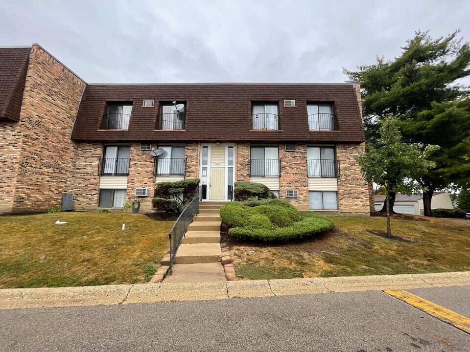 202 S Waters Edge Dr in Glendale Heights, IL - Building Photo