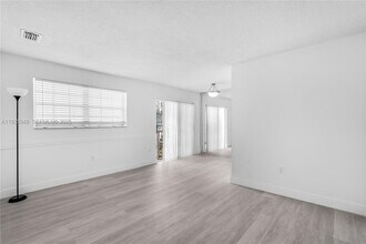 1090 NW 24th Ct in Miami, FL - Building Photo - Building Photo