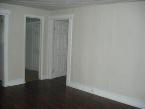 327 Locust Ave in Hampton, VA - Building Photo - Building Photo