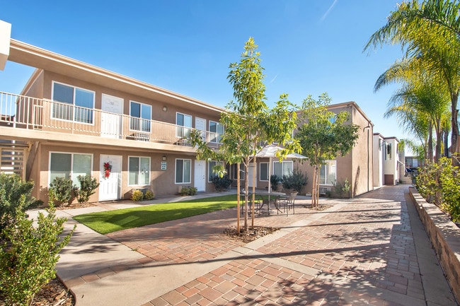 Tierra Del Rey in La Mesa, CA - Building Photo - Building Photo