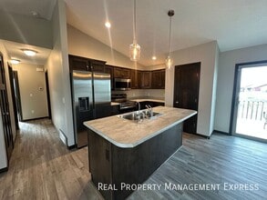 $500 OFF First Month's Rent! 4 Bed 3 Bath in Sioux Falls, SD - Building Photo - Building Photo
