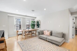 102A Mount Pleasant Ave, Unit 2 in Boston, MA - Building Photo - Building Photo