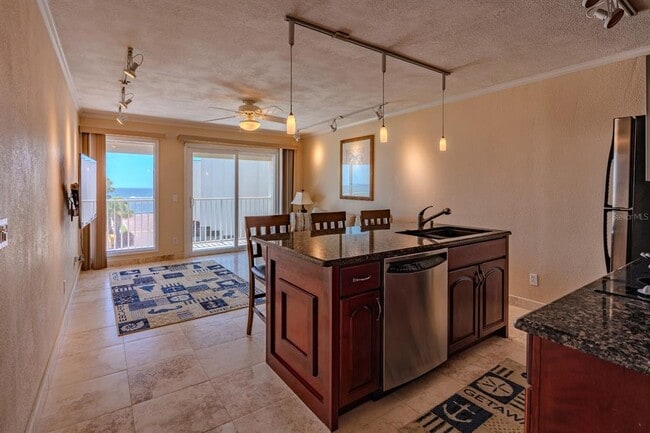 2506 N Rocky Point Dr in Tampa, FL - Building Photo - Building Photo