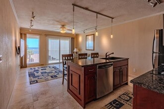 2506 N Rocky Point Dr in Tampa, FL - Building Photo - Building Photo