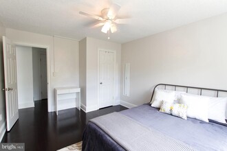 1632 W Abingdon Dr-Unit -202 in Alexandria, VA - Foto de edificio - Building Photo