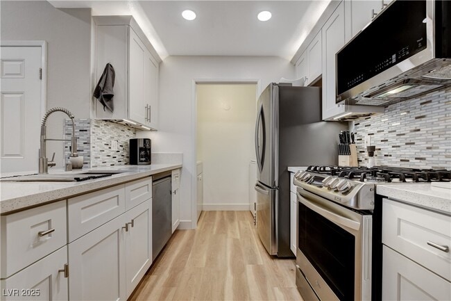 950 Seven Hills Dr in Henderson, NV - Building Photo - Building Photo