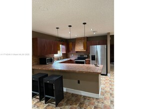 6936 W 25th Ave in Hialeah, FL - Building Photo - Building Photo