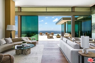 9016 Thrasher Ave in Los Angeles, CA - Building Photo